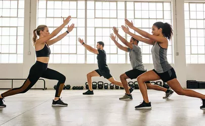 Eine Gruppe beim Group Training in einem lichtdurchfluteten Studio
